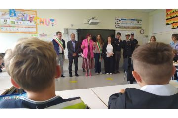 Primo giorno di scuola insieme al sindaco e a un ospite speciale