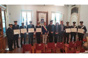 Gli encomi alla Polizia Municipale e ai Carabinieri